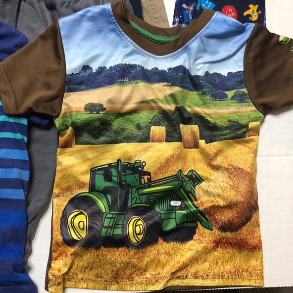 Boy’s 2T Clothes Bundle - Picture 4 of 16